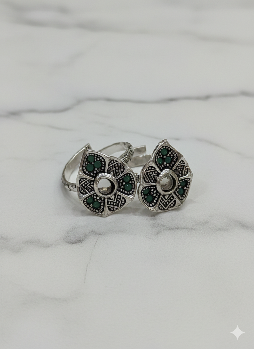 92.5 Silver Oxidised Green Gemstone Antique Kundan Toe Ring